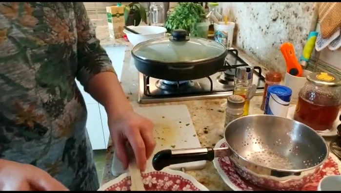 Probar de sal y ajustar si es necesario. Añadir una pastilla o media de caldo de pescado si se desea.