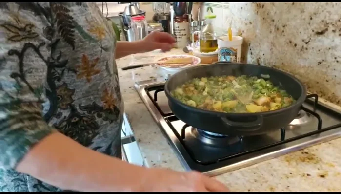 Dejar hervir unos 20 minutos más, removiendo de vez en cuando, hasta que las patatas estén deshechas y el caldo espese.