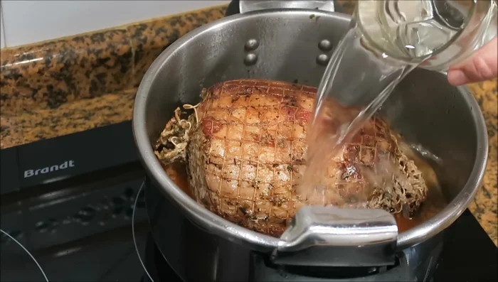 Añadir medio litro de agua tibia. Si se usa olla a presión, cerrar y cocinar a fuego medio durante 35 minutos desde que empiece a salir vapor. Si se utiliza olla tradicional, cocinar durante aproximadamente el doble de tiempo hasta que la carne esté tierna. (115.759)
