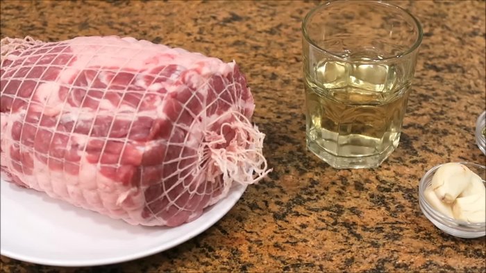 Colocar la carne (con red) en un recipiente. Añadir el vino blanco (125ml), sal, pimienta, ajos machacados y orégano. Mezclar bien. Dejar macerar en el frigorífico varias horas, dando vueltas a la carne de vez en cuando. (11.48)
