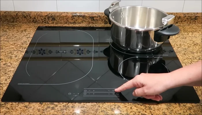 Sellar el cabecero de lomo en una olla con la manteca de cerdo (o aceite de oliva) caliente a fuego medio-alto. Dorar por ambos lados. (76.799)