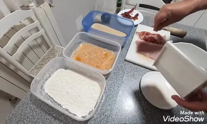 Sazonar con sal y pimienta por fuera.