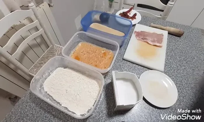 Pasar el cachopo por harina, luego por huevo y finalmente por pan rallado, siempre por el lado abierto para evitar que se deshaga.