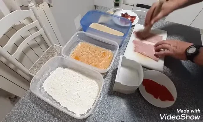 Ablandar el filete de cerdo con el mortero y estirarlo un poco para que quede más fino y manejable. Si se desea, se puede partir el filete y sujetarlo con palillos.