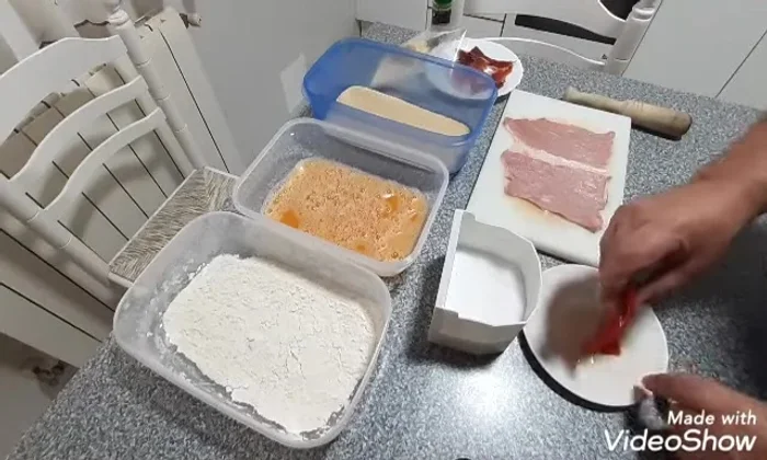 Colocar un pimiento del piquillo sobre el filete más grande.