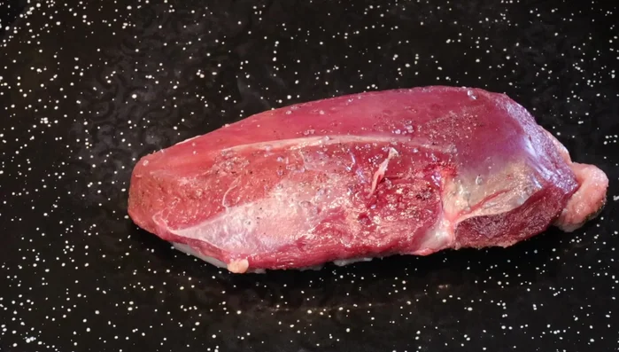 Cocinar el magret con la piel hacia abajo a fuego medio, sin tocarlo, durante 8 minutos aproximadamente, hasta que suelte grasa. Retirar y reservar.