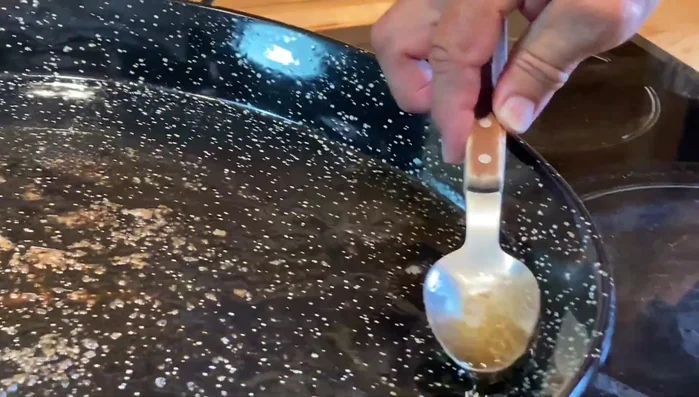 Retirar la grasa del magret y reservarla. Volver a poner el magret en la paella, un minuto boca abajo, darle la vuelta y cocinar 4 o 5 minutos más.