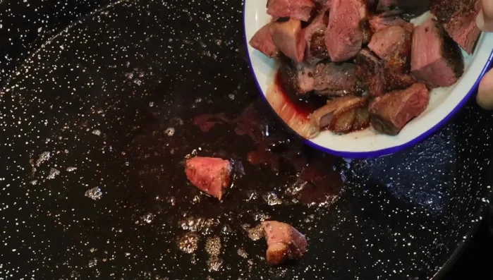 Cortar el magret en trozos y sellarlo rápidamente en la paella (medio minuto). Reservar y salpimentar.