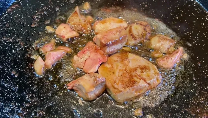 Cocinar el foie a fuego lento hasta que suelte grasa y se tueste ligeramente por la superficie. Retirar y reservar, salpimentar.