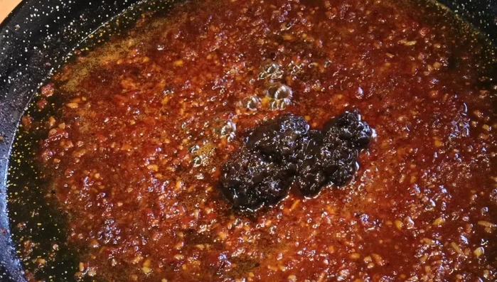 Agregar el resto de la cebolla caramelizada al sofrito.
