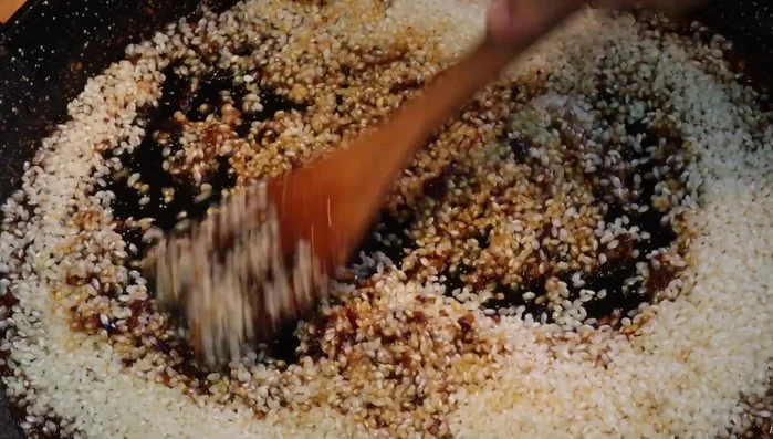 Añadir el arroz y sofreír durante 2 minutos. Incorporar el caldo de carne caliente con azafrán.