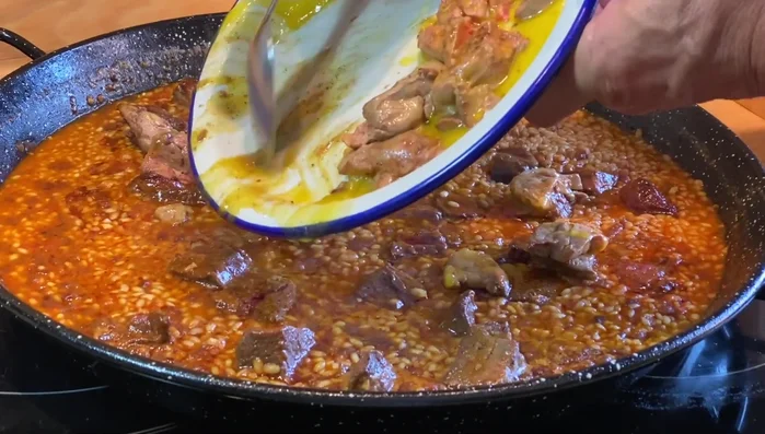 Apagar el fuego, agregar el foie troceado por encima. Meter al horno a 200 grados durante 5 minutos.