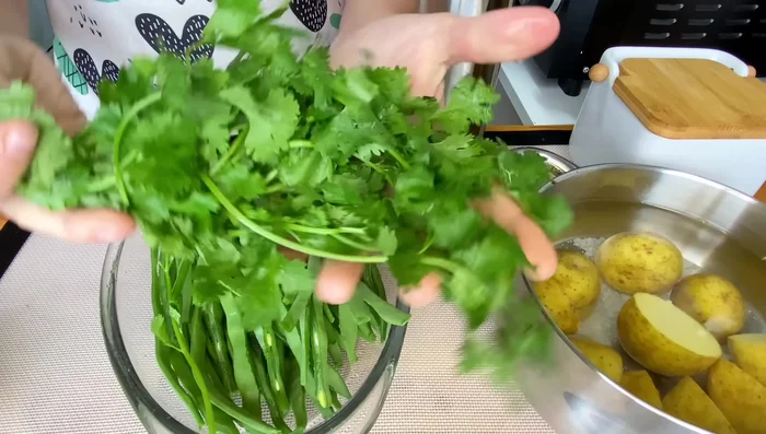 Cocinar las patatas y judías verdes.