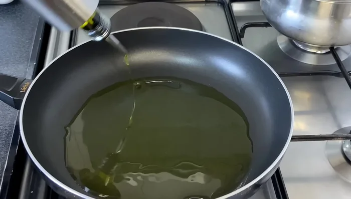 En una sartén, calentar abundante aceite de oliva. Añadir las hojas de laurel.