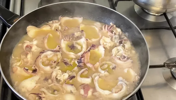 Una vez evaporada el agua, agregar el ajo picado y freír hasta que esté dorado.