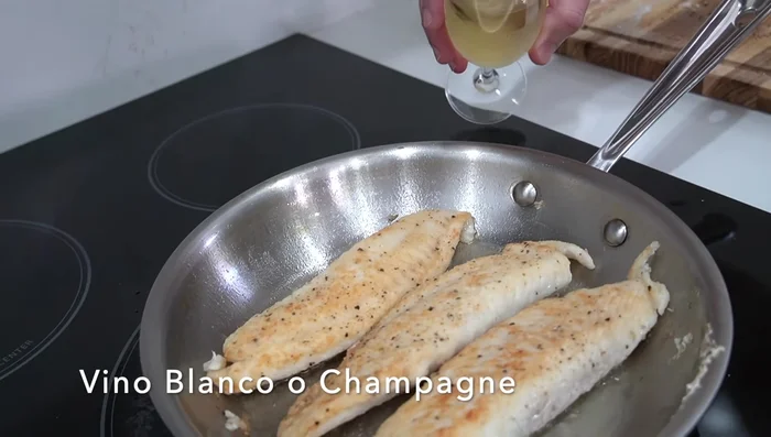 Agregamos champaña seca o vino blanco a la sartén (191.65).