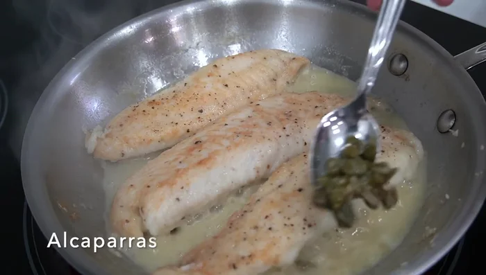 Agregamos las alcaparras una vez reducida la salsa (243.709).
