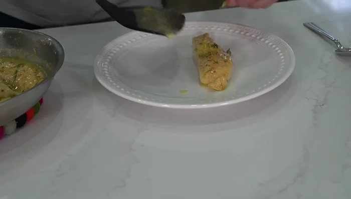 Servimos el pescado con la salsa (339.21).