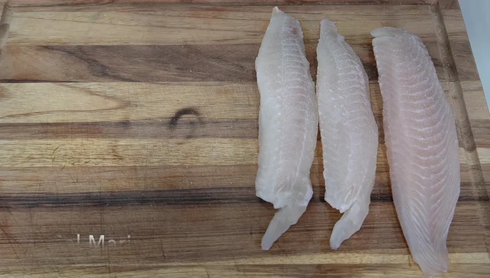 Condimentamos el pescado con sal y pimienta por ambos lados (80.42).