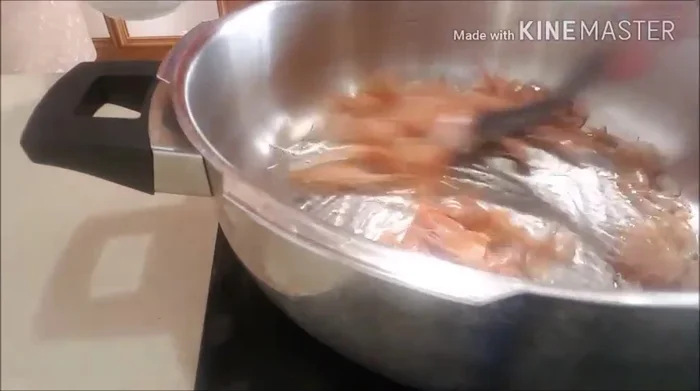 En una olla, rehogar las cabezas y cáscaras de las gambas en 3 cucharadas de aceite durante 2 minutos. Reservar.
