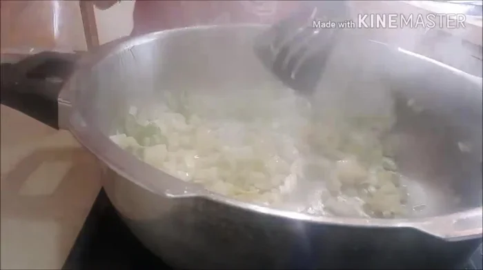 En el mismo aceite, sofreír la cebolla, el puerro y el pimiento verde picado.