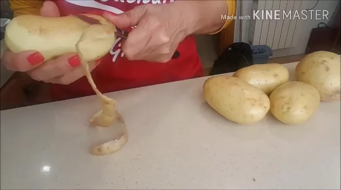 Pelar y cortar las patatas en rodajas de aproximadamente 1 cm de grosor.