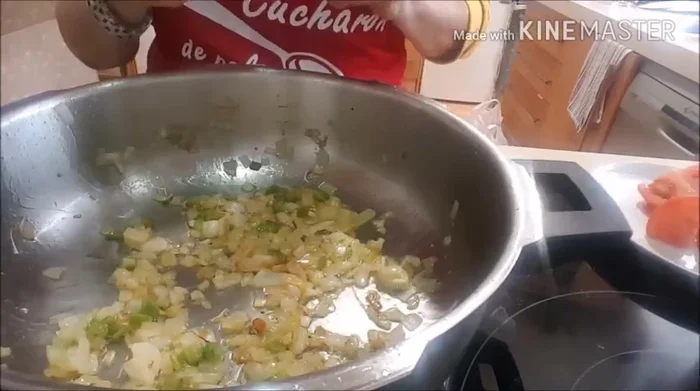 Añadir las hebras de azafrán y las hojas de laurel al sofrito. Rehogar ligeramente.