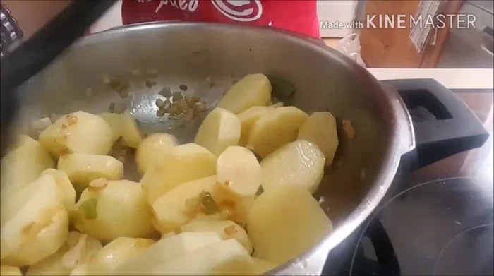 Incorporar las patatas al sofrito y rehogar durante 2-3 minutos.