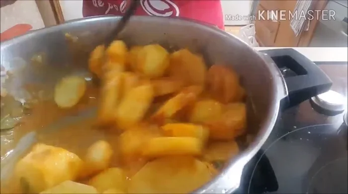 Añadir el fumet a la olla con las patatas. Cubrir con agua hasta el nivel de las patatas. Salpimentar.