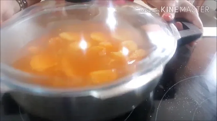 Tapar la olla y cocinar durante 20 minutos, o hasta que las patatas estén tiernas.