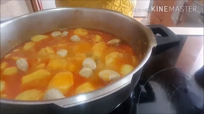 Añadir las almejas y las gambas peladas. Cocinar hasta que las almejas se abran (aproximadamente 5 minutos).