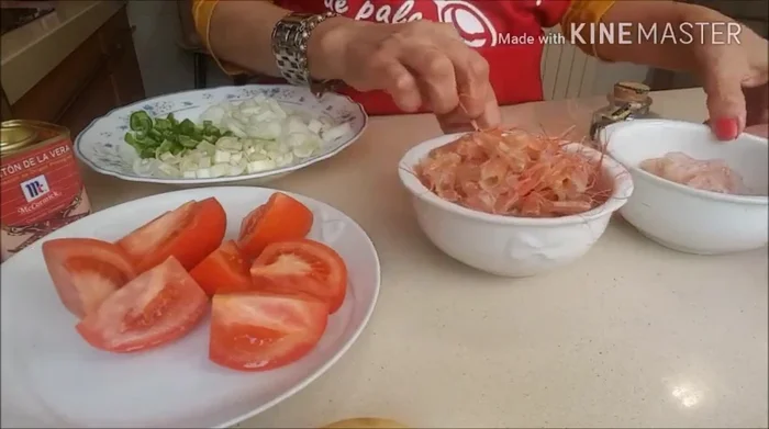 Pelar las gambas y reservar las cabezas y cáscaras.