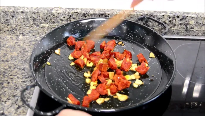 Incorporar el chorizo y dejar que el aceite coja sabor.