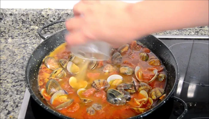 Añadir el caldo de pescado, mezclar bien y dejar reducir la salsa.