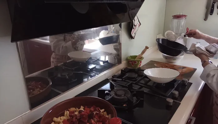 Retirar parte del aceite sobrante de la sartén. [96.28]