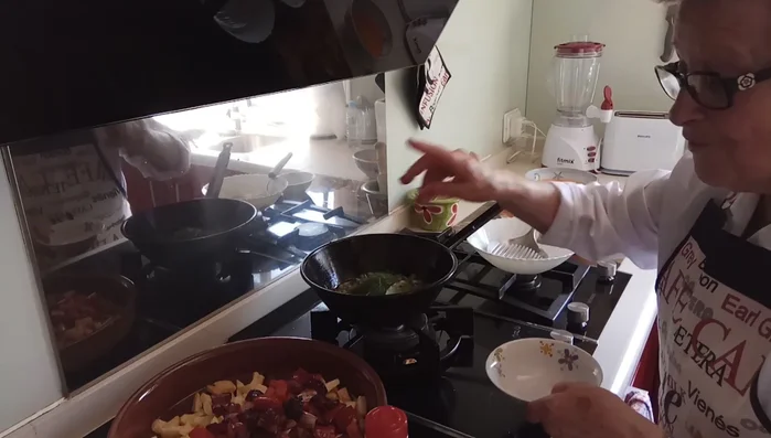 Agregar el laurel, sal y pimienta al sofrito. [124.2]