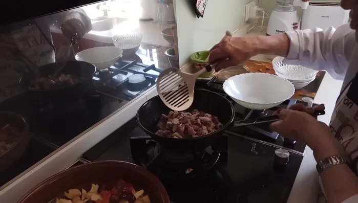 Incorporar el pulpo y remover bien. [167.04]