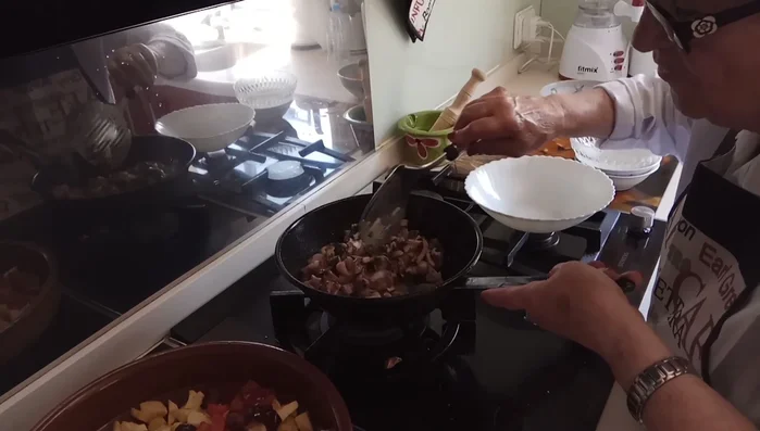 Dejar que el pulpo se confite durante unos minutos. [172.92]