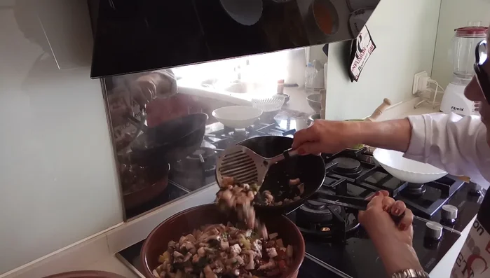 Apagar el fuego, añadir las patatas fritas a la sartén y mezclar todo con el sofrito de pulpo. [181.159]