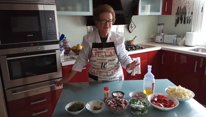 Calentar abundante aceite en una sartén grande. [27.48]