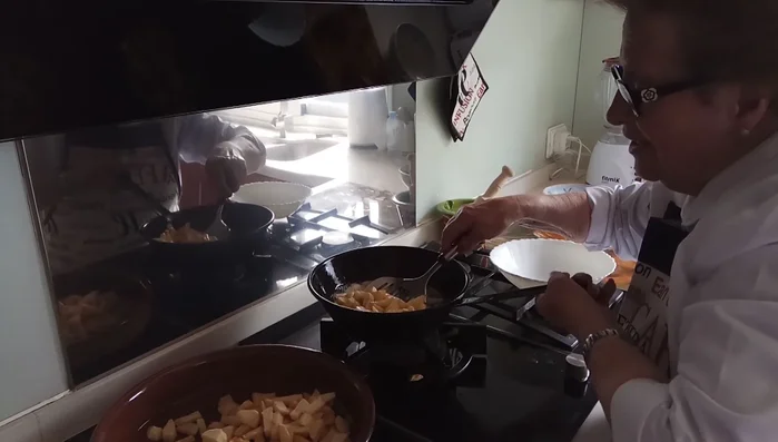 Retirar las patatas fritas y reservar. [47.12]