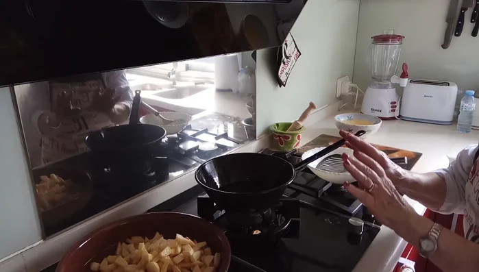 Añadir los pimientos y los ajos a la sartén con un poco de sal y pimienta. [63.8]