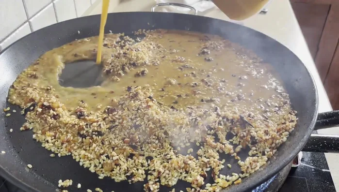 Añadir el caldo caliente y dejar hervir.