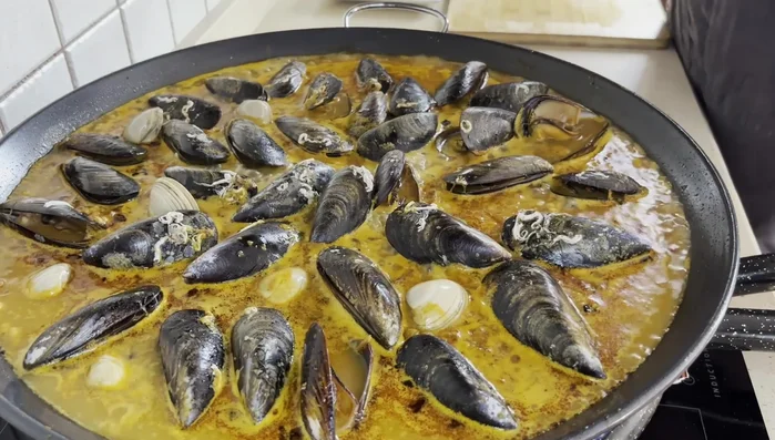 Añadir las almejas unos 5 minutos antes de que el arroz esté listo.