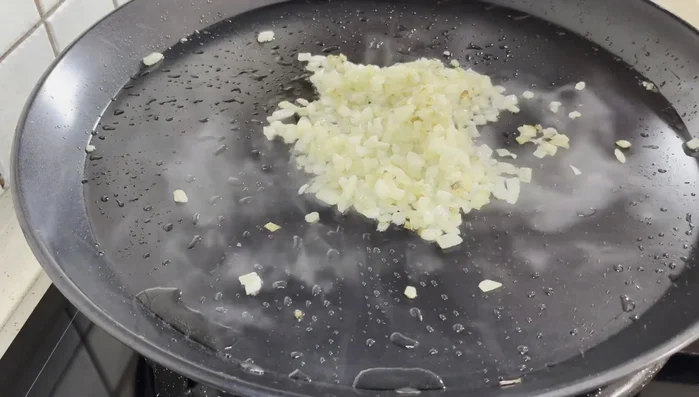 Agregar el ajo picado y sofreír durante 5 minutos.