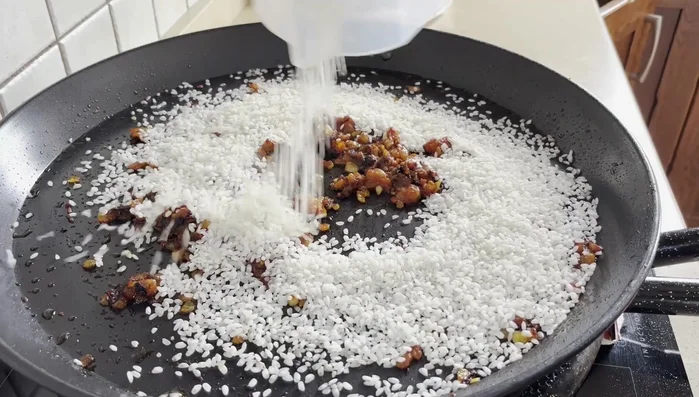 Agregar el arroz y mezclar bien.