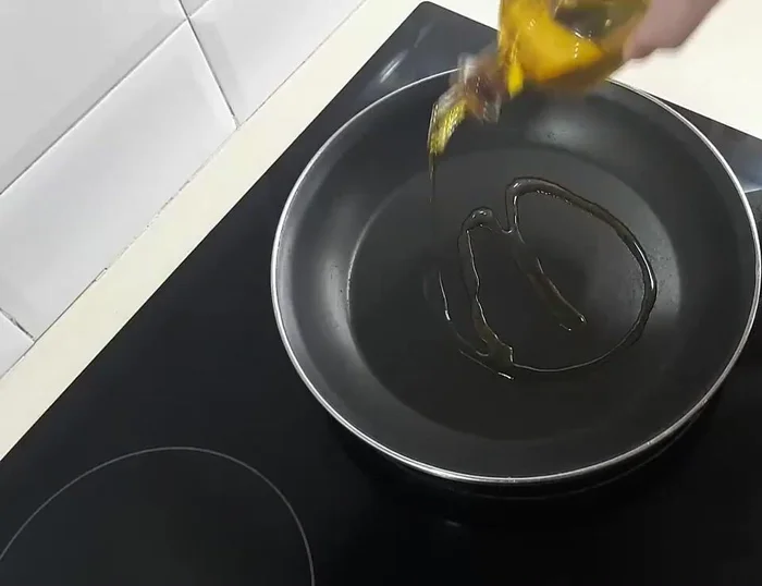 Calentar aceite de oliva virgen extra en una sartén. (104.909)