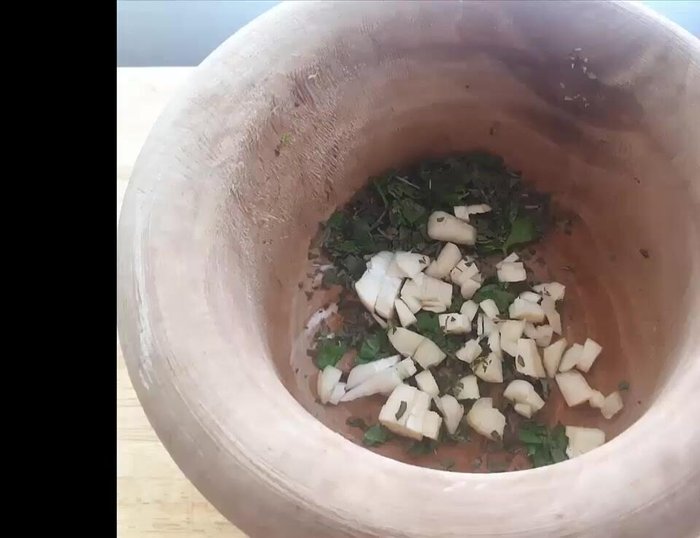 En un mortero, machacar el ajo y el perejil con sal y aceite de oliva virgen extra. (32)