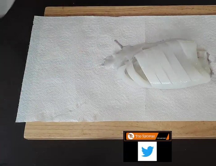 Secar la sepia con papel absorbente para eliminar el exceso de humedad. (79.39)