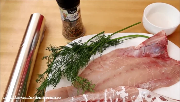 Prepara la lubina: Limpia la lubina, quitándole la piel y las espinas. Sazona con sal y pimienta.